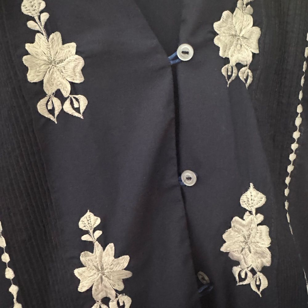 Guayabera White Floral Embroidery Made from Mexico - Picture 4 of 4